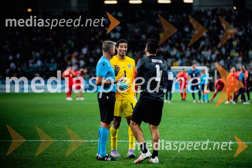 Dobrodelna tekma: Svetovne zvezde nogometa za žrtve poplav