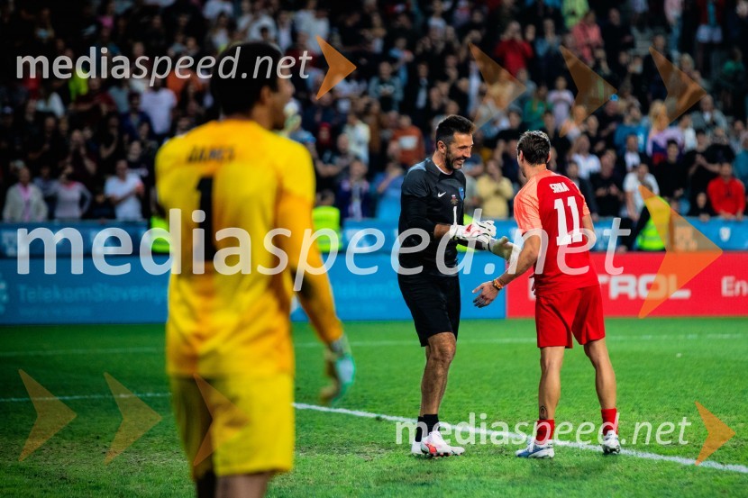 Dobrodelna tekma: Svetovne zvezde nogometa za žrtve poplav