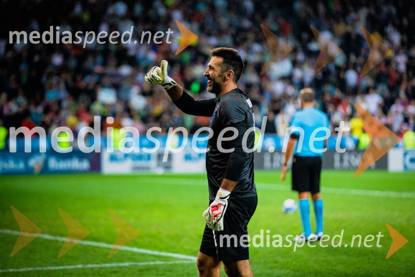 Dobrodelna tekma: Svetovne zvezde nogometa za žrtve poplav