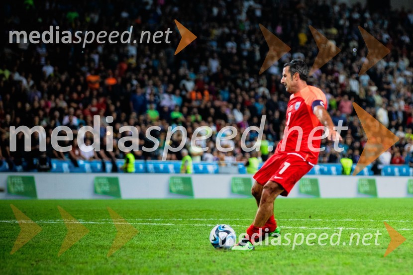 Dobrodelna tekma: Svetovne zvezde nogometa za žrtve poplav