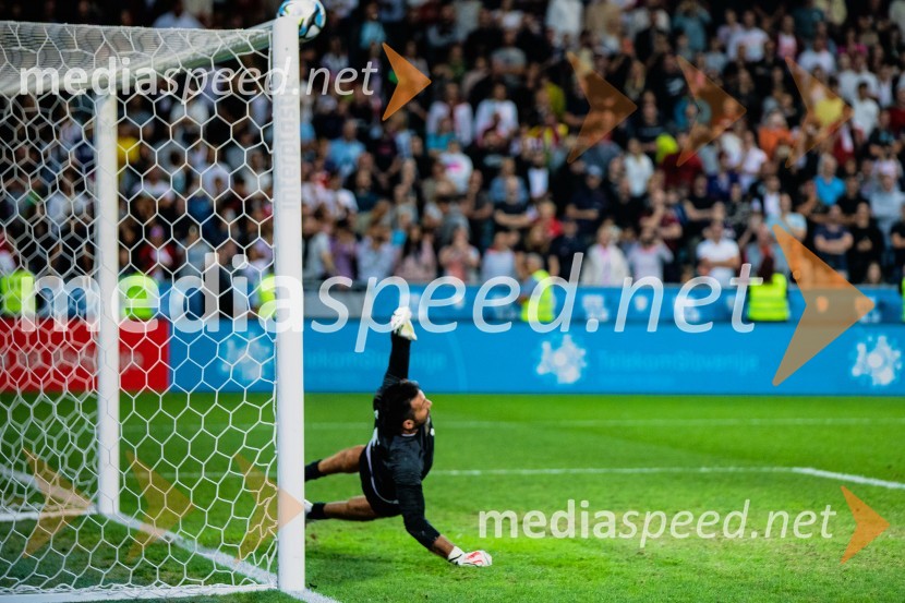 Dobrodelna tekma: Svetovne zvezde nogometa za žrtve poplav