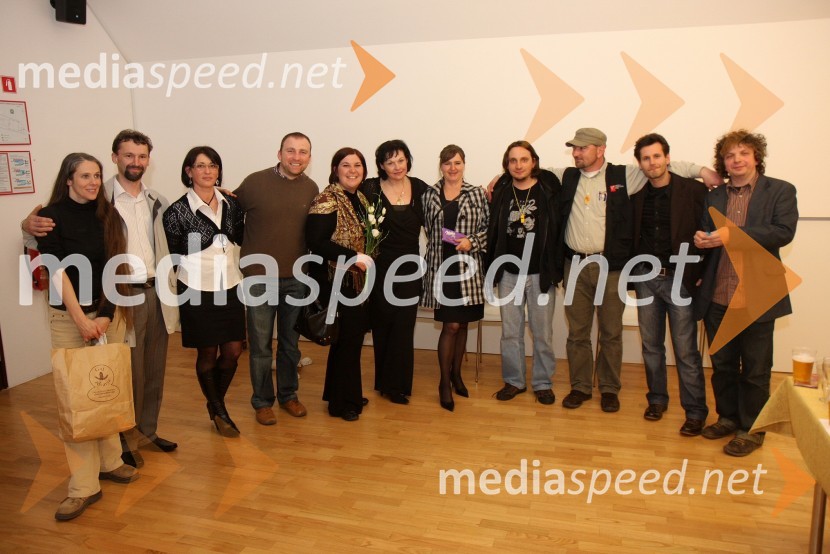 Nataša Tič Ralijan, igralka, ..., ...., ..., Petra Kurnik, tajnica Mestnega gledališča Ptuj, Ana Strelec Bombek, v.d. direktorja Gledališča Ptuj, ..., ..., ...., Peter Ternovšek, igralec, in Matjaž Latin, režiserMama ni ena sama, premiera v Mestnem gledališču Ptuj