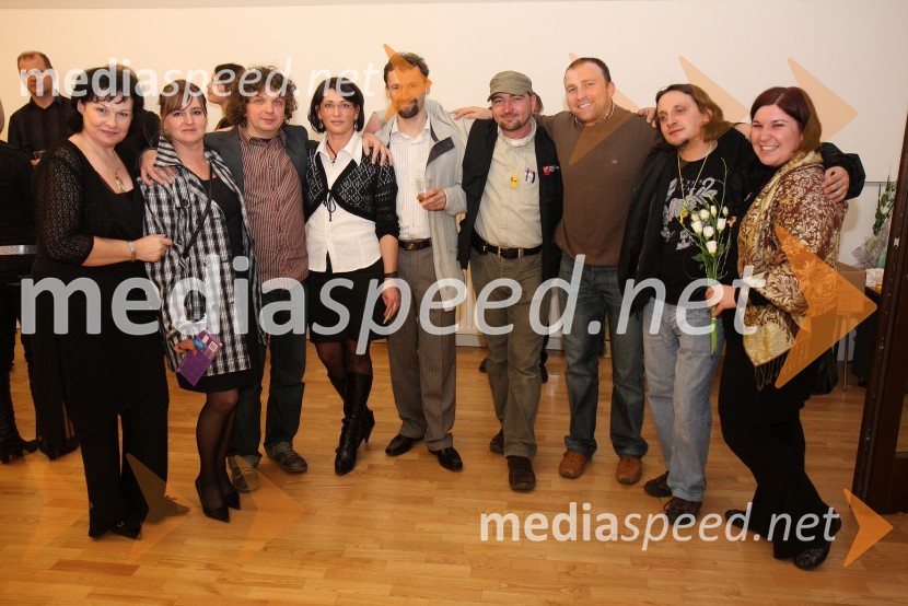 Ana Strelec Bombek, v.d. direktorja Gledališča Ptuj, ..., Matjaž Latin, režiser, ..., ..., ..., ...., ..., in Petra Kurnik, tajnica Mestnega gledališča PtujMama ni ena sama, premiera v Mestnem gledališču Ptuj