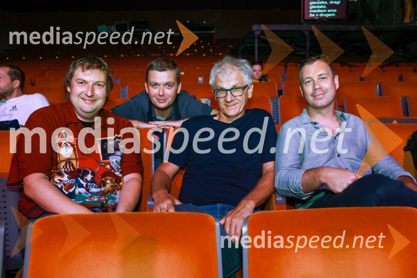  Gregor Stermecki, urednik, Radio Maribor;  Robert Levstek,  odgovorni urednik Radia Maribor, moderator prireditev;  Marjan Kokol, glasbeni urednik Radia Si;  Jernej Sobočan, glasbeni urednik Val 202Frišno/Fresh, dan nove slovenske glasbe 2023