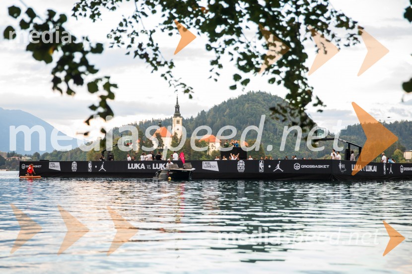 Košarkarski spektakel na gladini Blejskega jezera