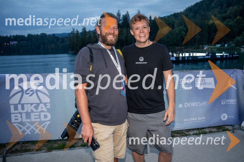  Andrej Tarfila, fotograf;  Justus Reid, influenser iz AmerikeKošarkarski spektakel na gladini Blejskega jezera