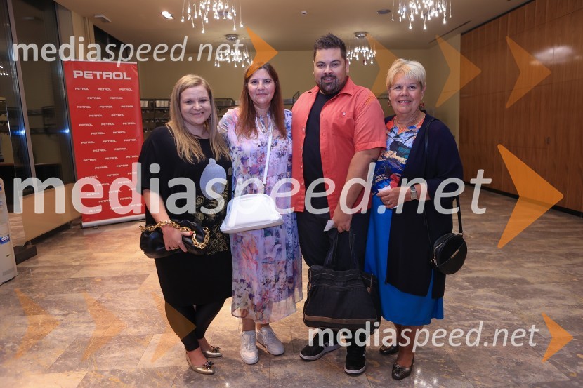 Plešasta pevka, premiera komedije absurda v MGL