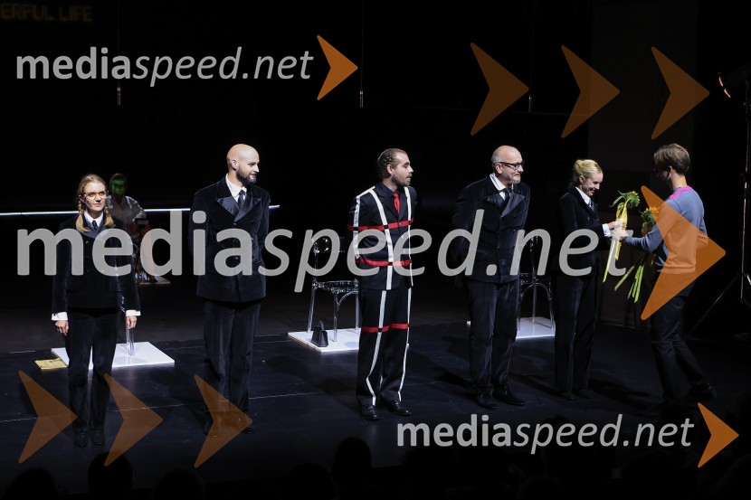 Plešasta pevka, premiera komedije absurda v MGL