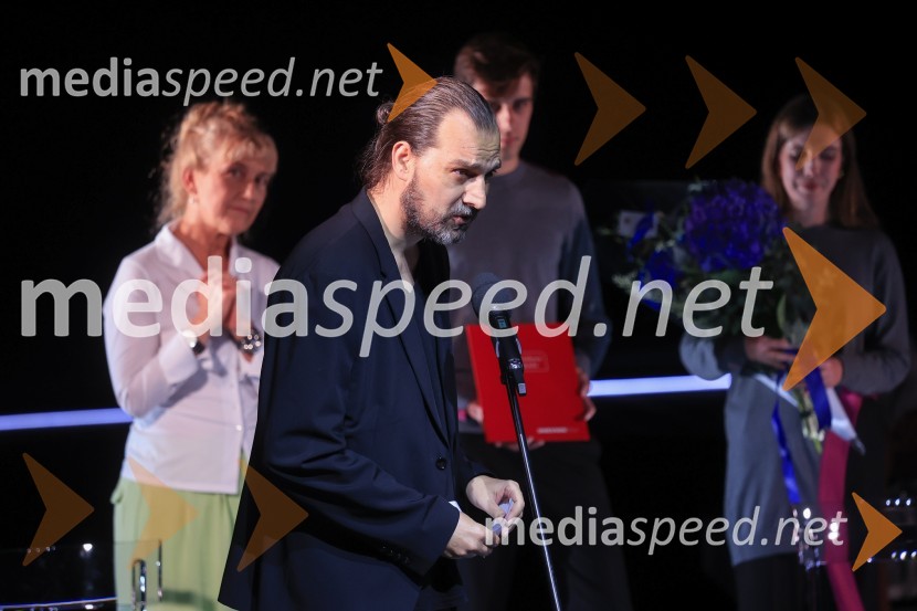 Plešasta pevka, premiera komedije absurda v MGL