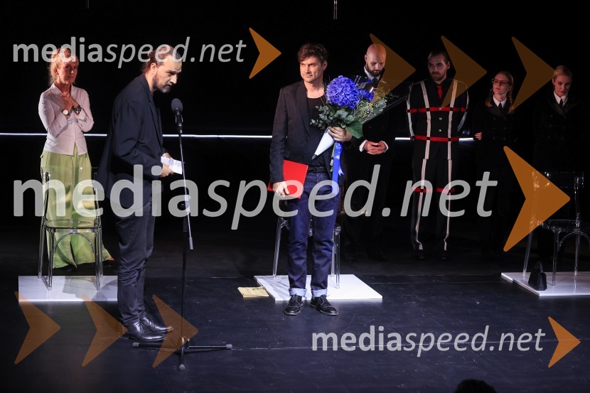 Plešasta pevka, premiera komedije absurda v MGL