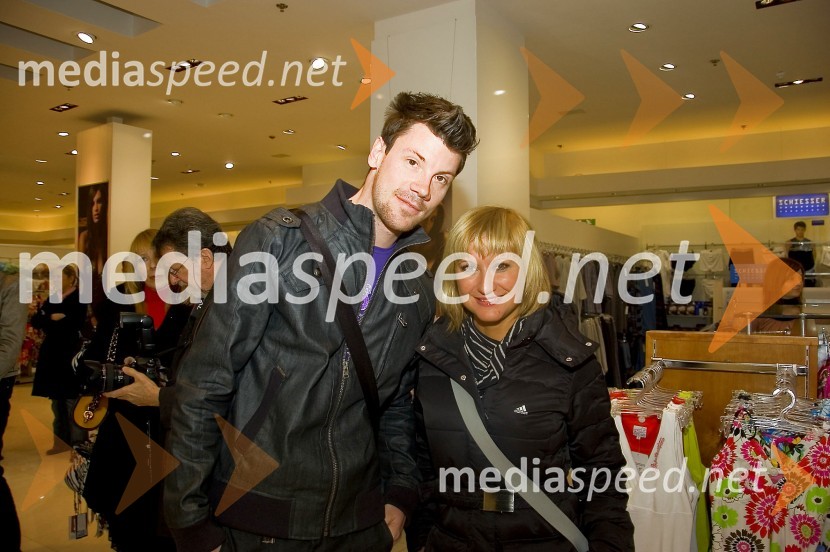 Domen Mavrič, novinar in Tina Hižar, novinarka in tekmovalka resničnostnega šova Bar IIEtam, modna revija v Emporiumu