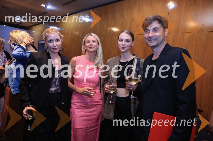 Plešasta pevka, premiera komedije absurda v MGL