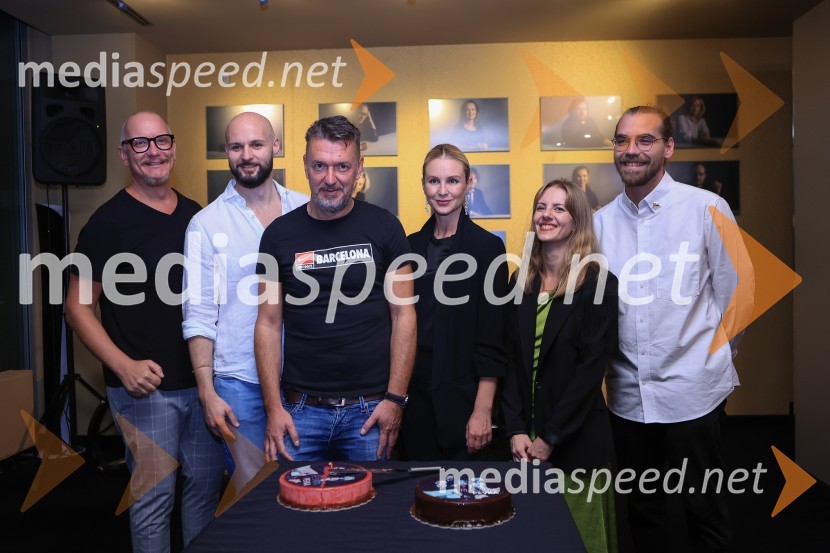 Plešasta pevka, premiera komedije absurda v MGL