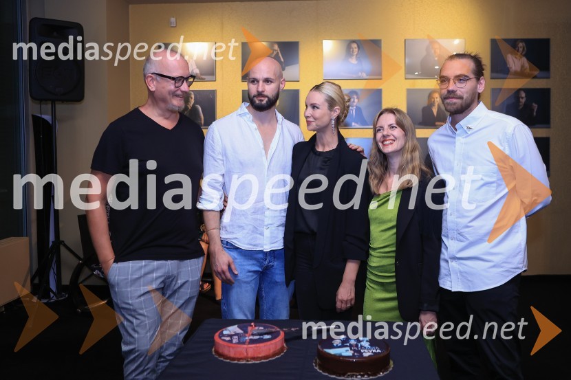 Plešasta pevka, premiera komedije absurda v MGL