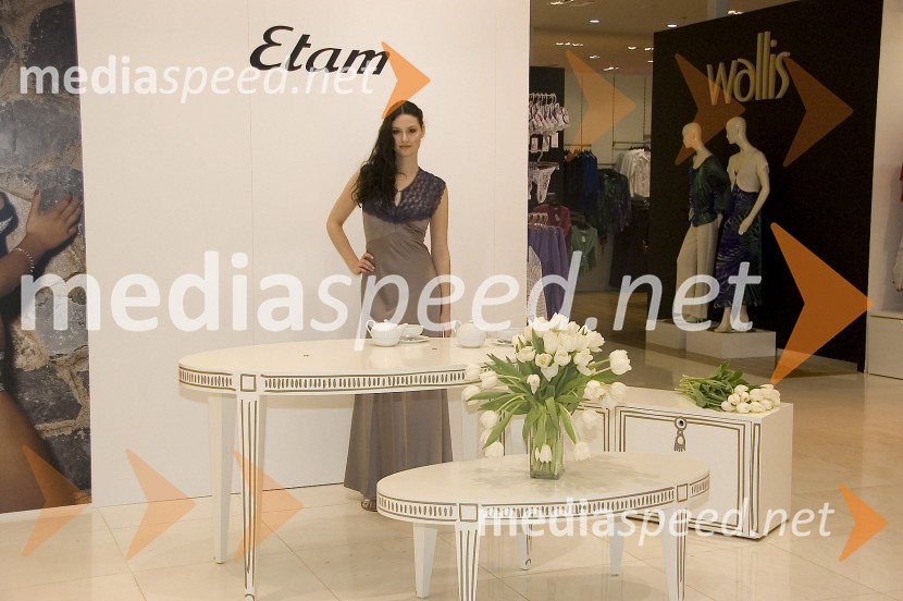 Tina Zajc, manekenka in Miss Slovenije 2003Etam, modna revija v Emporiumu