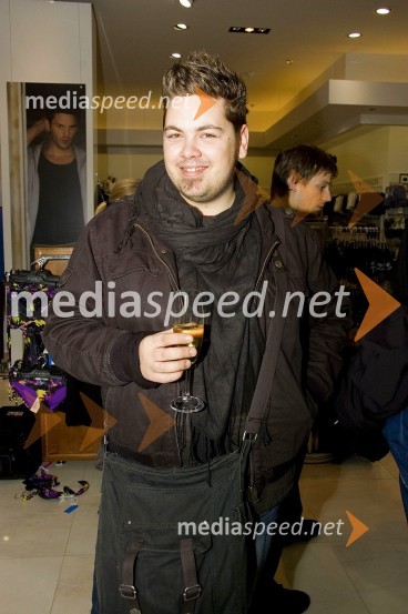 Nejc Simšič, novinar
 
Etam, modna revija v Emporiumu