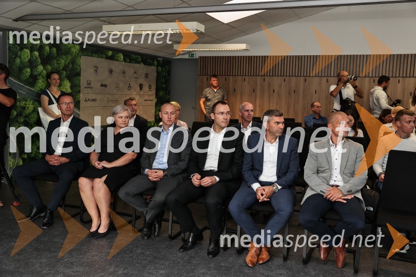 Emil Frey občinam prizadetim v poplavah na pomoč z donacijo vozil