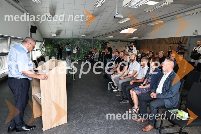 Emil Frey občinam prizadetim v poplavah na pomoč z donacijo vozil