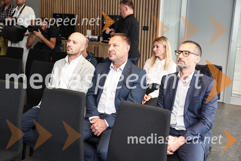 Emil Frey občinam prizadetim v poplavah na pomoč z donacijo vozil