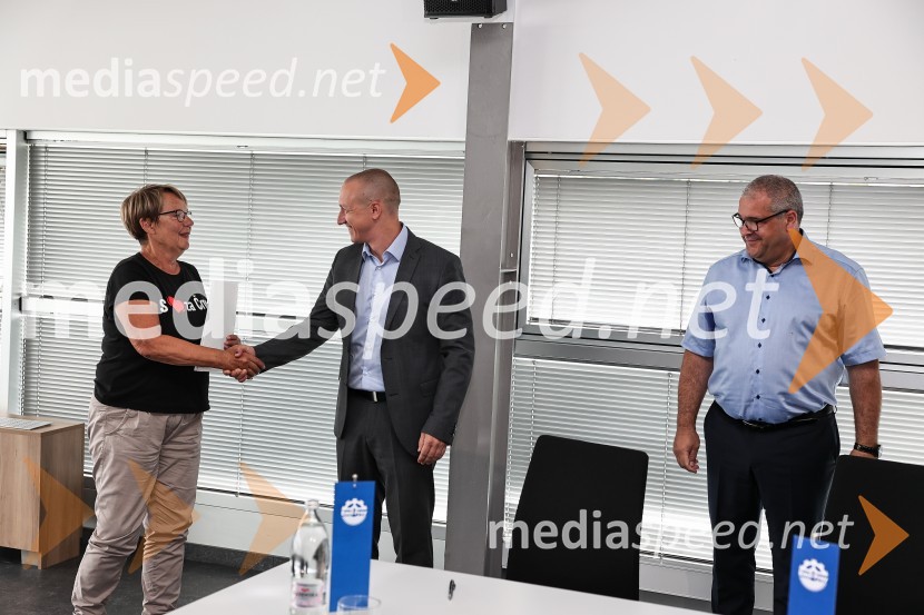 Emil Frey občinam prizadetim v poplavah na pomoč z donacijo vozil