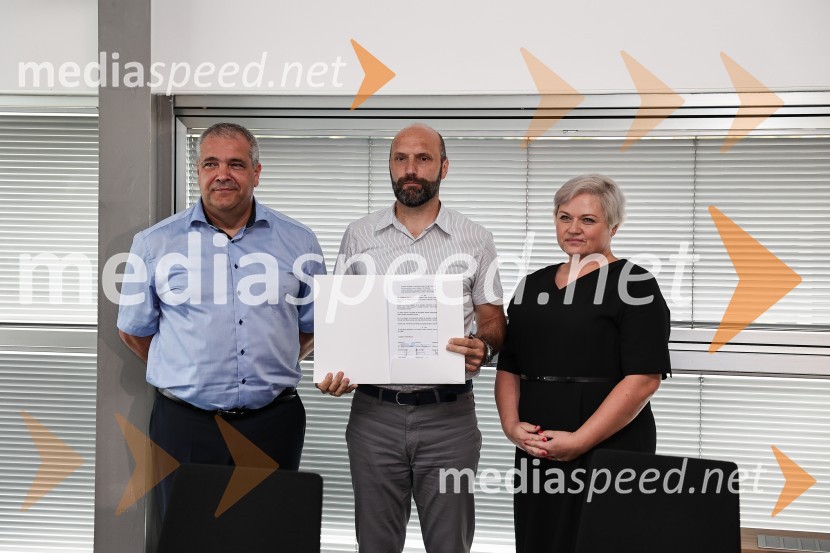 Emil Frey občinam prizadetim v poplavah na pomoč z donacijo vozil