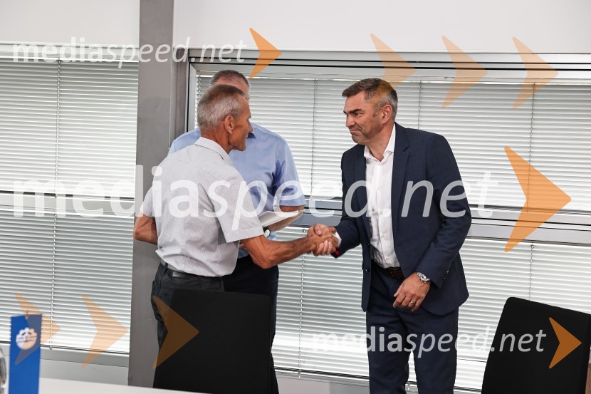 Emil Frey občinam prizadetim v poplavah na pomoč z donacijo vozil