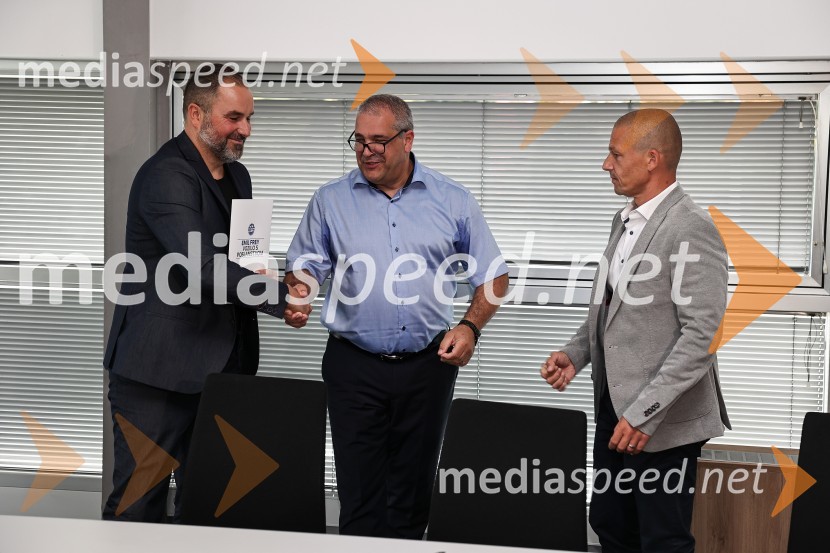 Emil Frey občinam prizadetim v poplavah na pomoč z donacijo vozil