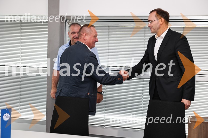 Emil Frey občinam prizadetim v poplavah na pomoč z donacijo vozil