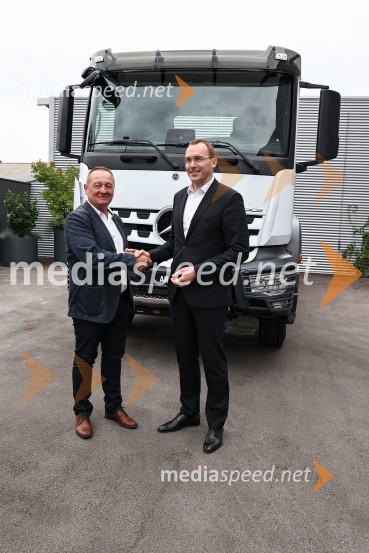 Emil Frey občinam prizadetim v poplavah na pomoč z donacijo vozil