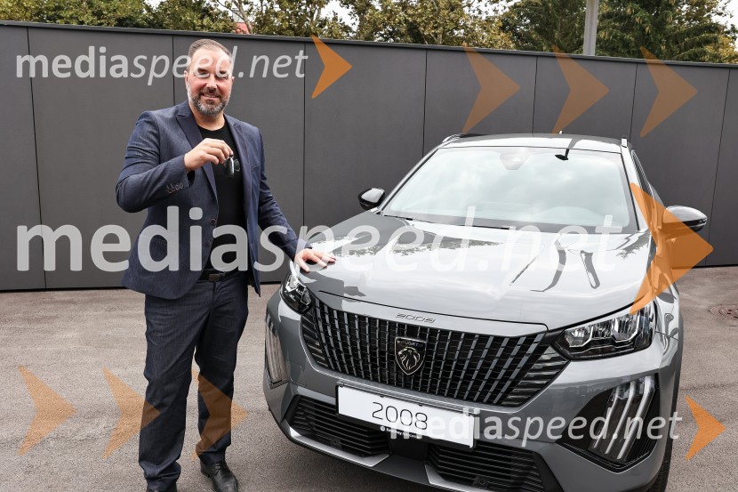 Emil Frey občinam prizadetim v poplavah na pomoč z donacijo vozil