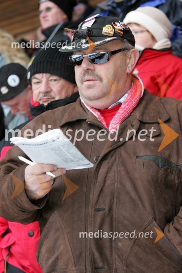 Navijač z zanimivo kapoSPEEDWAY NA LEDU, polfinale svetovnega prvenstva posameznikov, 2. dirka