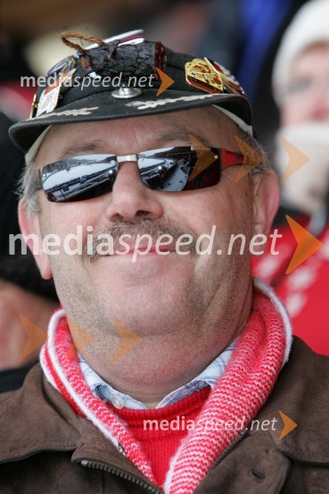 Navijač z zanimivo kapoSPEEDWAY NA LEDU, polfinale svetovnega prvenstva posameznikov, 2. dirka