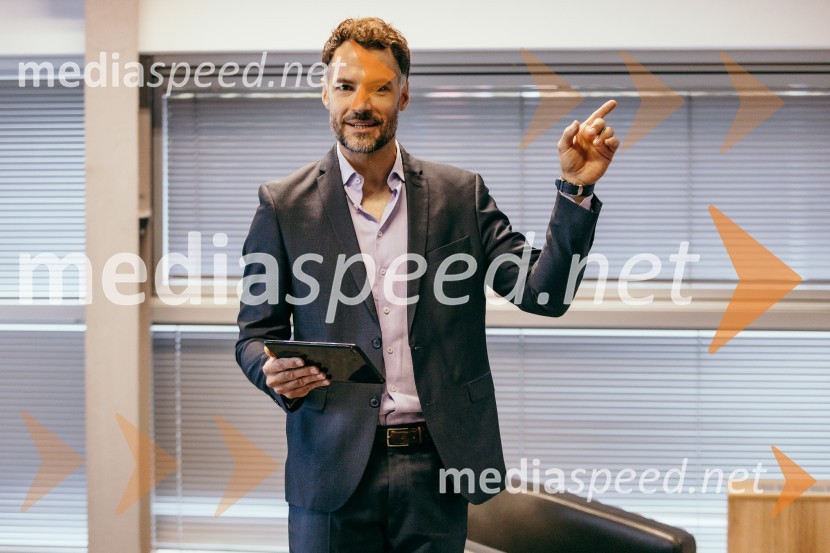 Otvoritev prenovljenega prodajnega salona Mercedes-Benz