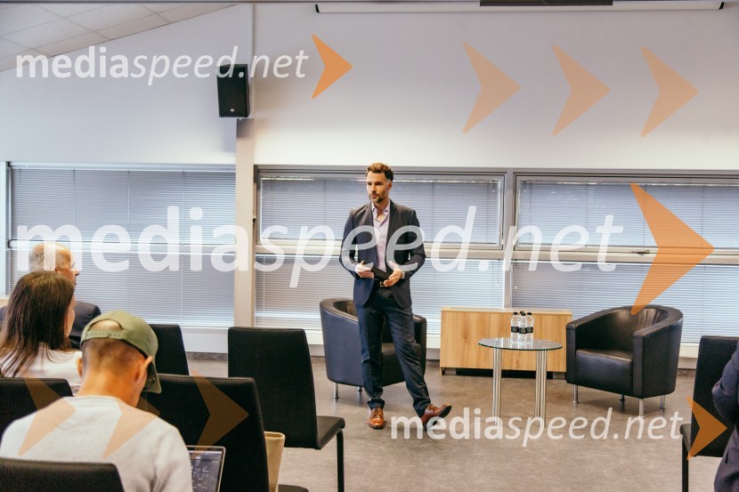 Otvoritev prenovljenega prodajnega salona Mercedes-Benz