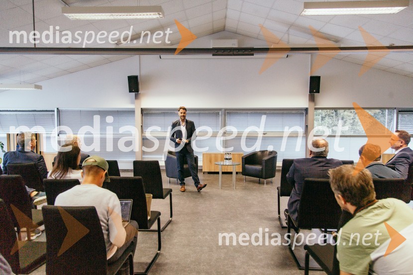 Otvoritev prenovljenega prodajnega salona Mercedes-Benz