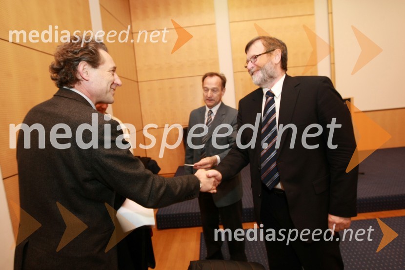 Branimir Štrukelj, glavni tajnik sindikata vzgoje, izobraževanja, znanosti in kulture (SVIZ) in prof. dr. Ivan Rozman, rektor Univerze v Mariboru 


Univerza v Mariboru: Razvoj izobraževanja in raziskovanja v pogojih nove konkurence, okrogla miza