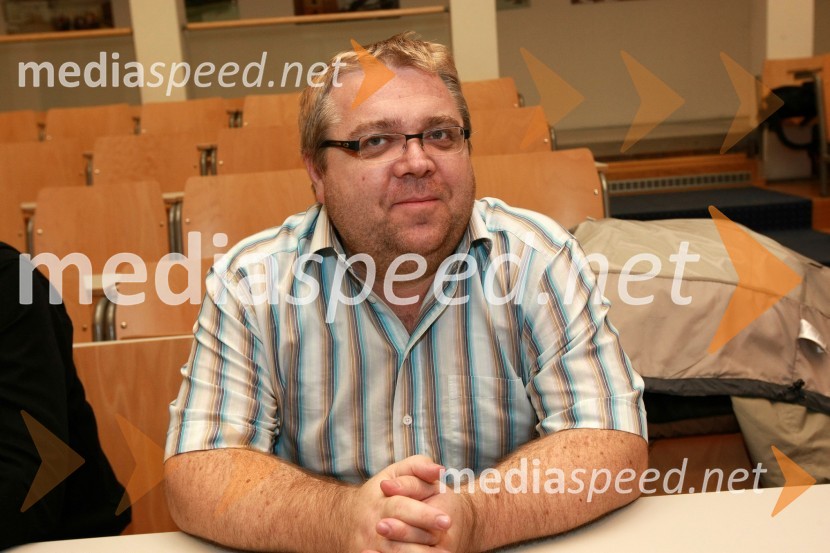 Doc. dr. Danilo Korže, predsednik Sindikalne konference visokega šolstva in znanosti pri SVIZ, Fakulteta za elektrotehniko, računalništvo in informatikoUniverza v Mariboru: Razvoj izobraževanja in raziskovanja v pogojih nove konkurence, okrogla miza