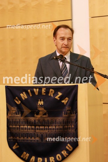 Prof. dr. Franci Čuš, predsednik Upravnega odbora Društva univerzitetnih profesorjev MariborUniverza v Mariboru: Razvoj izobraževanja in raziskovanja v pogojih nove konkurence, okrogla miza