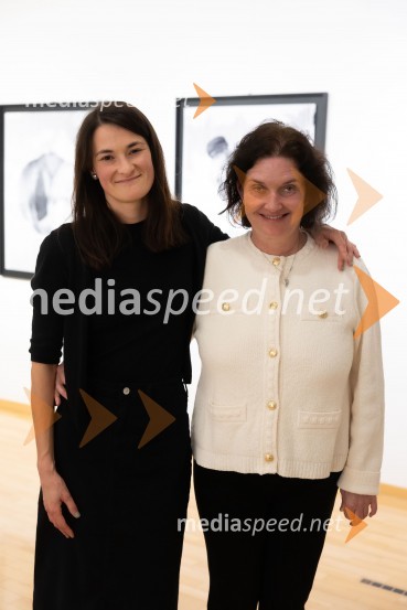  Tina Konec, umetnica;  Petra  Bizilj Silva, kustosinja Generali galerijeOdprtje razstave Črno na belem akademske slikarke Tine Konec, Generali galerija