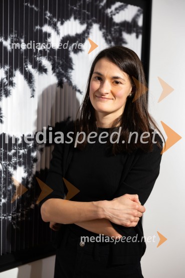  Tina Konec, umetnicaOdprtje razstave Črno na belem akademske slikarke Tine Konec, Generali galerija