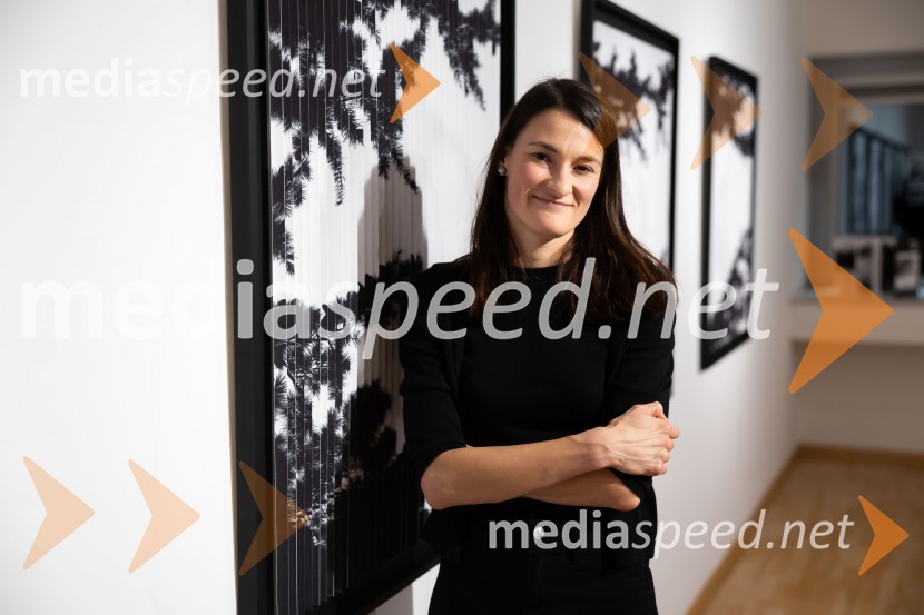  Tina Konec, umetnicaOdprtje razstave Črno na belem akademske slikarke Tine Konec, Generali galerija