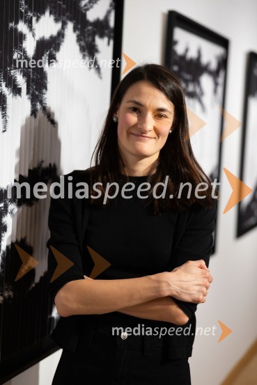  Tina Konec, umetnicaOdprtje razstave Črno na belem akademske slikarke Tine Konec, Generali galerija