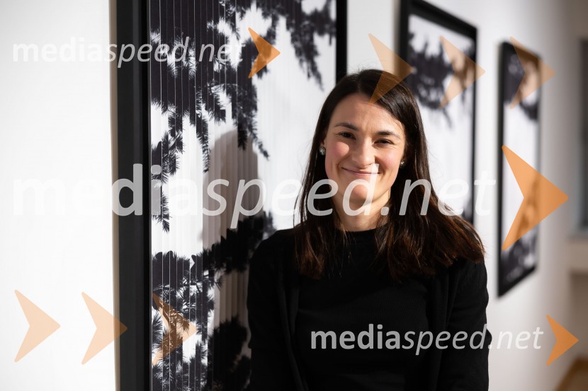  Tina Konec, umetnicaOdprtje razstave Črno na belem akademske slikarke Tine Konec, Generali galerija