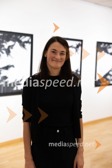  Tina Konec, umetnicaOdprtje razstave Črno na belem akademske slikarke Tine Konec, Generali galerija