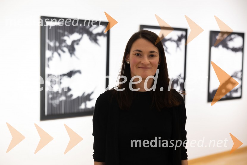 Tina Konec, umetnicaOdprtje razstave Črno na belem akademske slikarke Tine Konec, Generali galerija