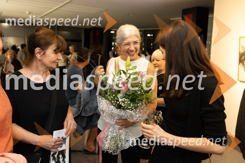  ... ;  Olga  Pejović, predstavnica za odnose z javnostmi, Generali;  Tina Konec, umetnicaOdprtje razstave Črno na belem akademske slikarke Tine Konec, Generali galerija