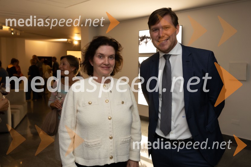  Petra  Bizilj Silva, kustosinja Generali galerije;  Matija Gantar, namestnik predsednika upravnega odbora družbe KD Group d.dOdprtje razstave Črno na belem akademske slikarke Tine Konec, Generali galerija