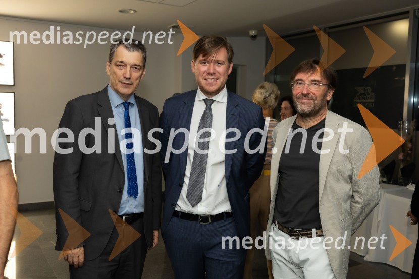  Matija Šenk, Generali;  Matija Gantar, namestnik predsednika upravnega odbora družbe KD Group d.d;  Gregor  Sluga,  glavni izvršni direktor, član upravnega odbora KD Group d.d.Odprtje razstave Črno na belem akademske slikarke Tine Konec, Generali galerija