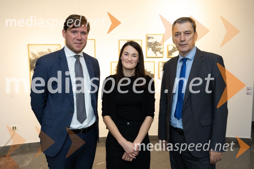  Matija Gantar, namestnik predsednika upravnega odbora družbe KD Group d.d;  Tina Konec, umetnica;  Matija Šenk, GeneraliOdprtje razstave Črno na belem akademske slikarke Tine Konec, Generali galerija