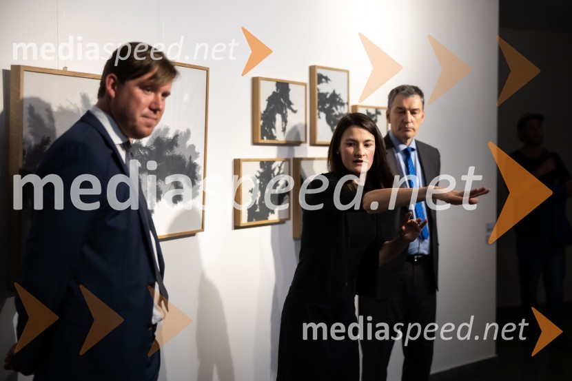  Matija Gantar, namestnik predsednika upravnega odbora družbe KD Group d.d;  Tina Konec, umetnica;  Matija Šenk, GeneraliOdprtje razstave Črno na belem akademske slikarke Tine Konec, Generali galerija